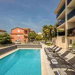 Modernes In Mit Gemeinschaftspool By Interhome * Crikvenica