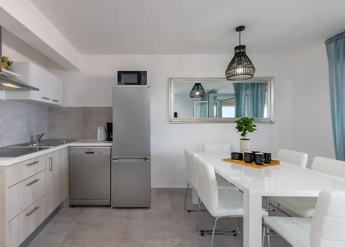 Modernes In Crikvenica Mit Gemeinschaftspool By Interhome شقة تْسْغيكفانِتْسا