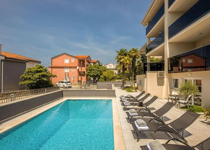 Modernes In Mit Gemeinschaftspool By Interhome * Crikvenica
